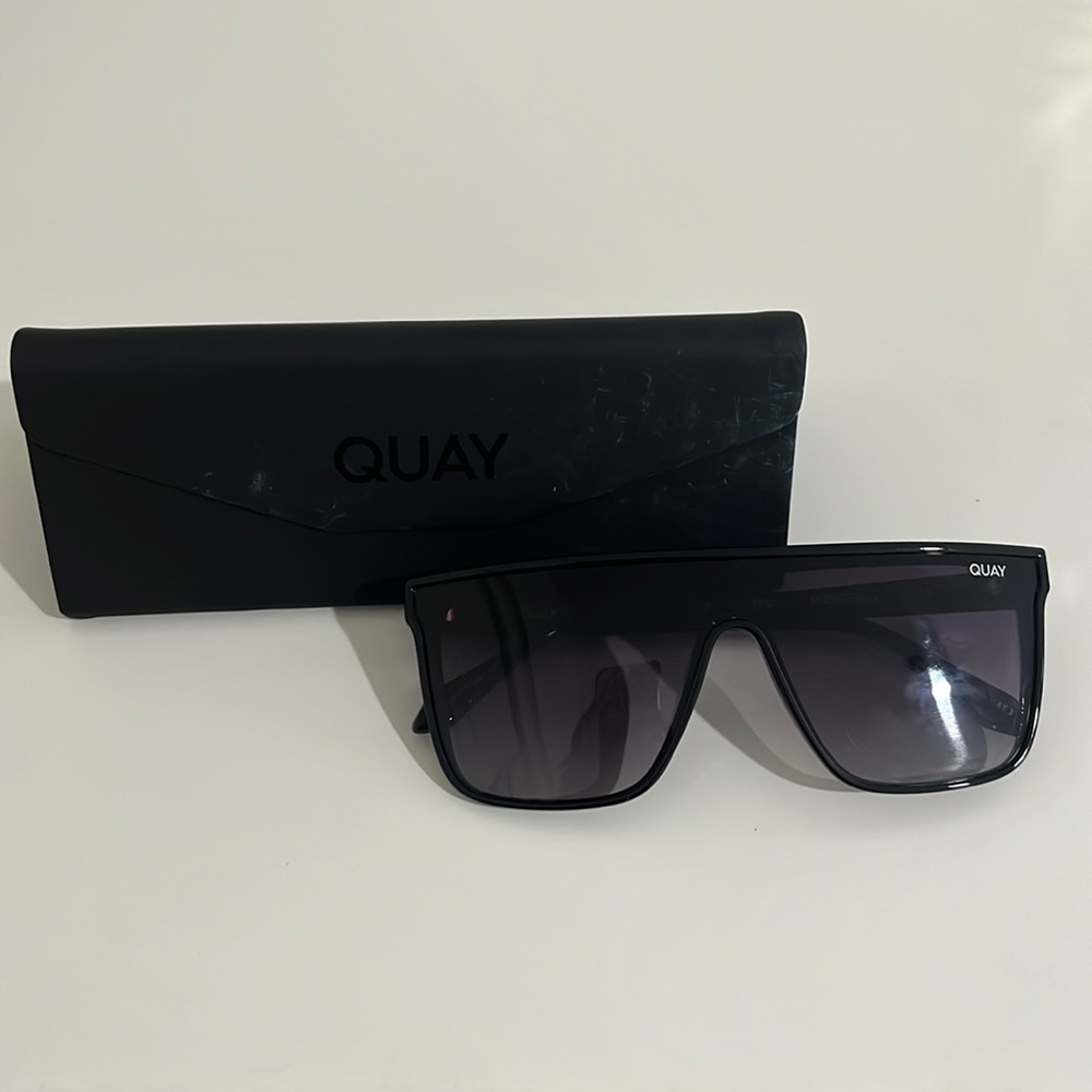 Quay nightfall glasses case included - worn once